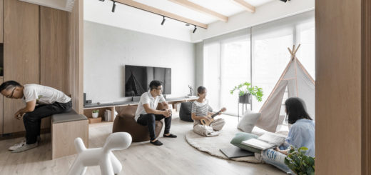 Создание комфорта с помощью мягкого серого, белого и натурального дерева