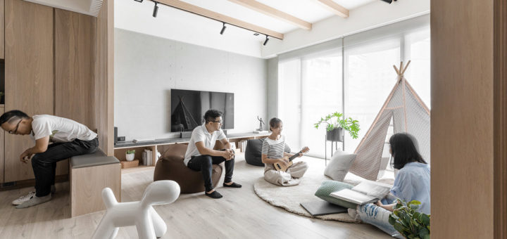 Создание комфорта с помощью мягкого серого, белого и натурального дерева