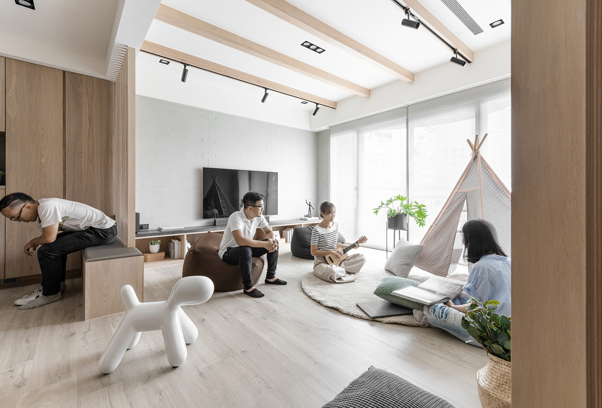 Создание комфорта с помощью мягкого серого, белого и натурального дерева